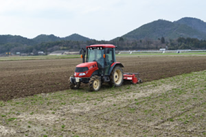 トラクターで耕して田植の準備